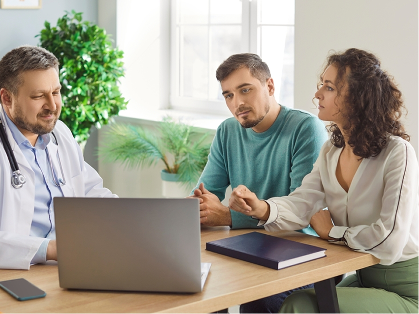 Couple embracing pregnancy journey through Frozen Embryo Transfer (FET) | Al Moosa IVF